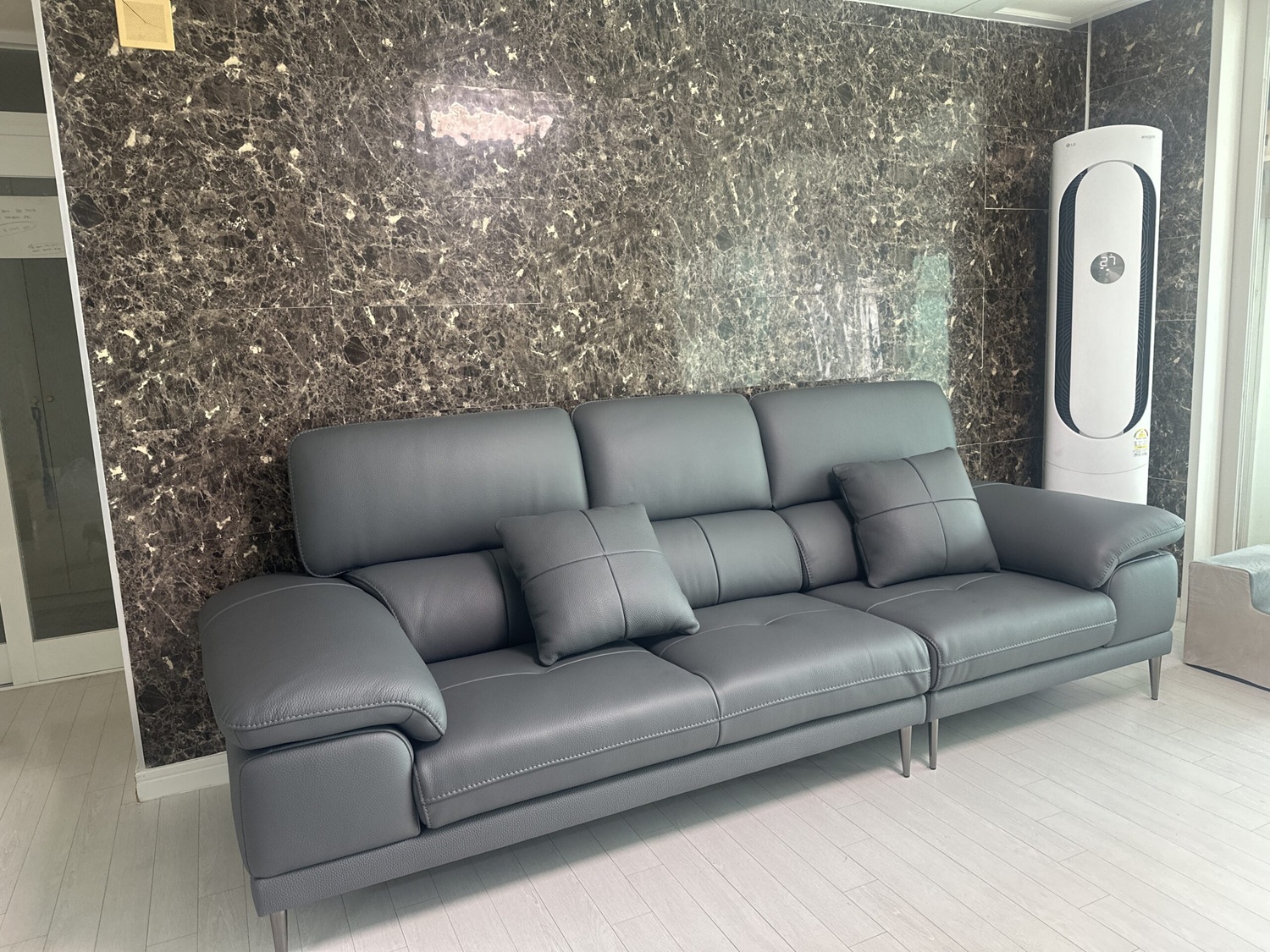 Sofa SPACIOUS - Sofa Băng Bọc Da Cao Cấp Giúp Thư Giãn Trọn Vẹn
