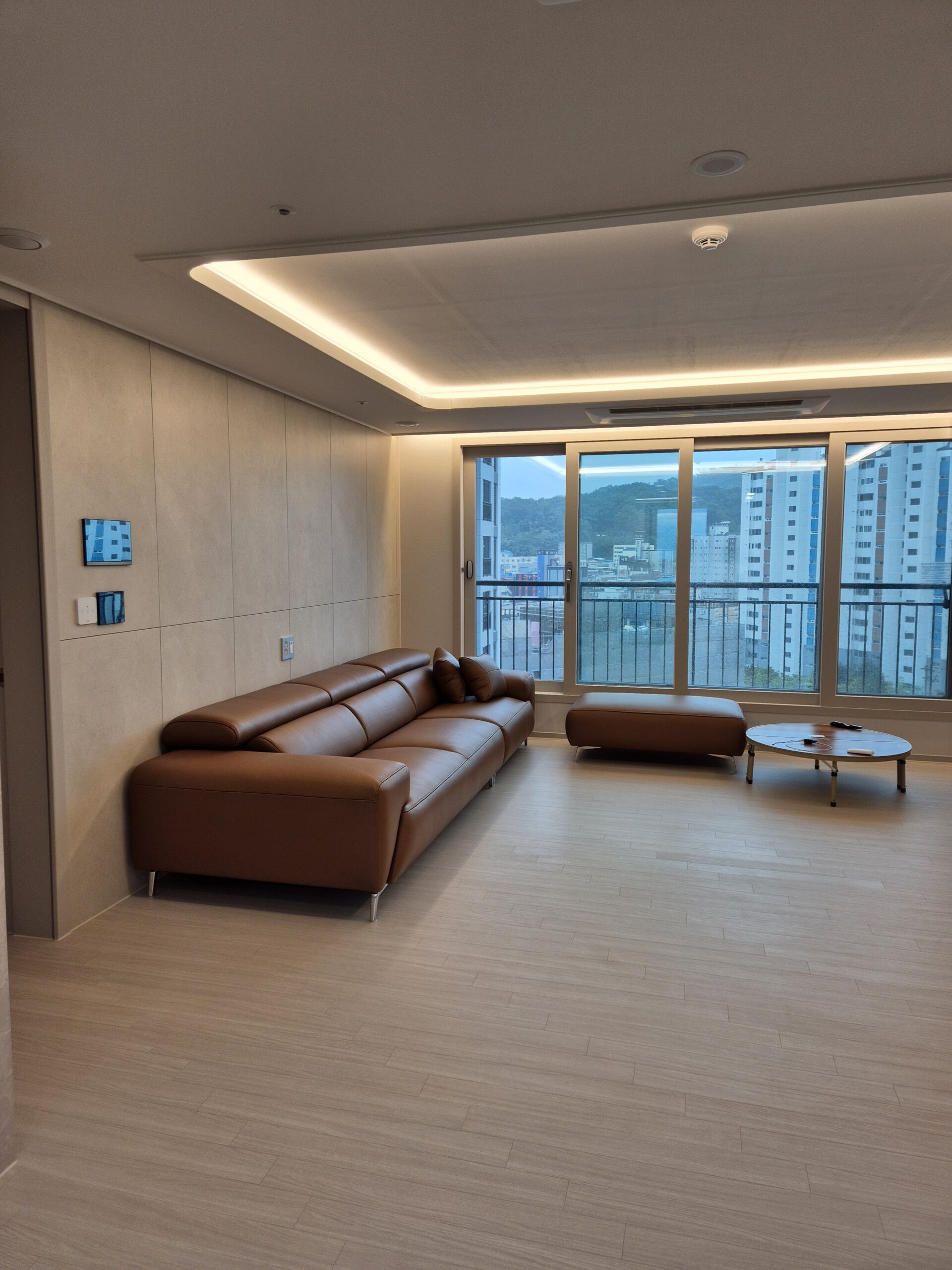 Sofa STERLING - Sofa Băng Cỡ Lớn Có Tựa Đầu Thông Minh Thiết Kế Mạnh Mẽ