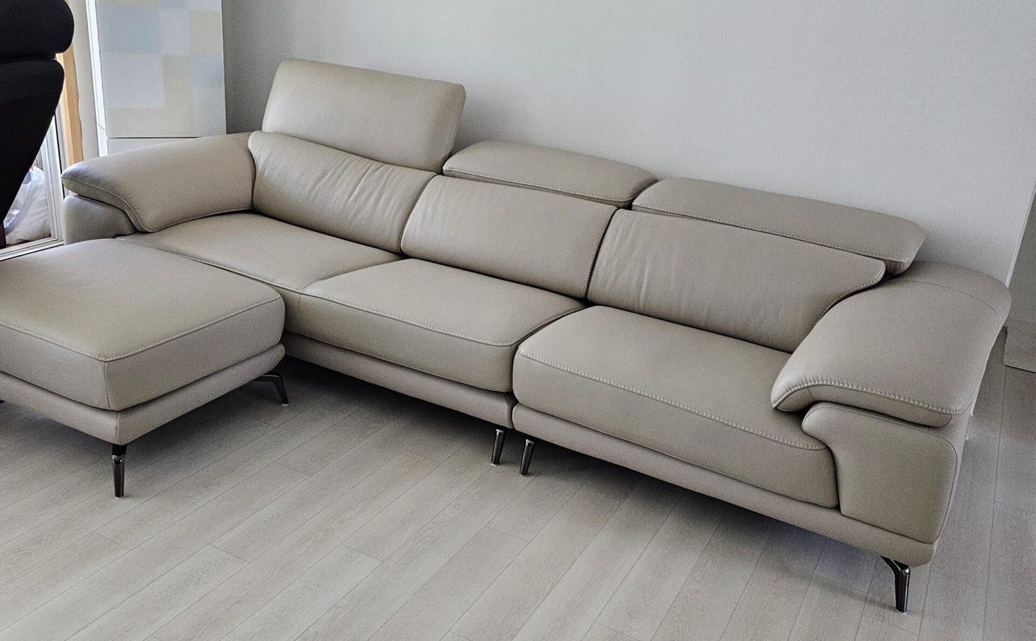 Sofa URBANIX - Sofa Da Dáng Văng Có Tựa Đầu Thông Minh