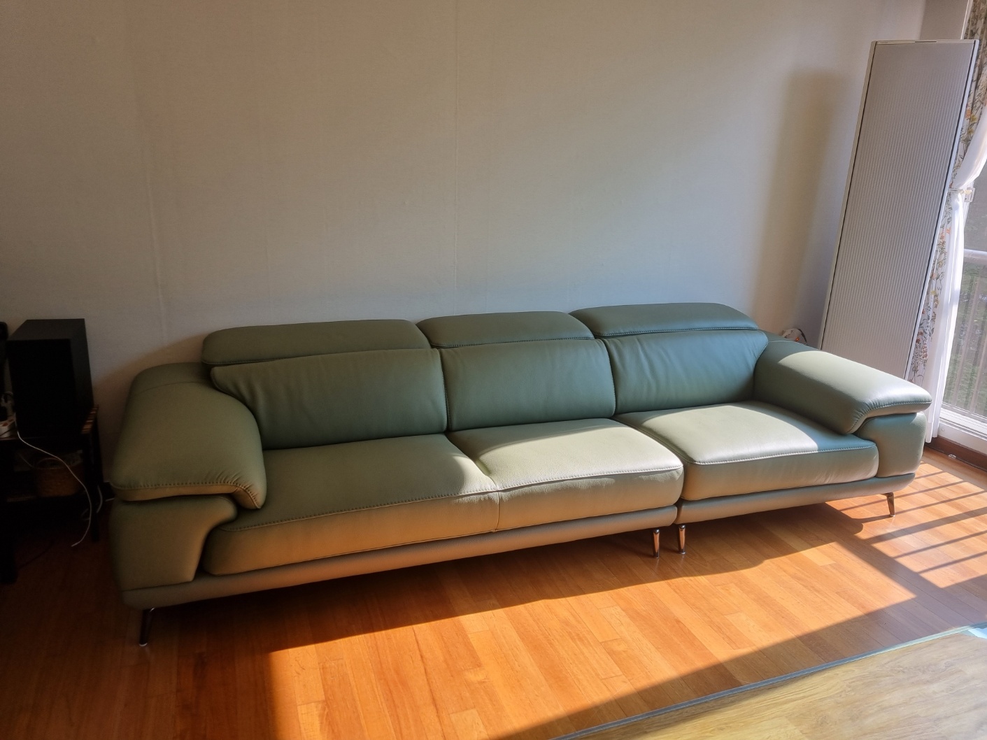 Sofa URBANIX - Sofa Da Dáng Văng Có Tựa Đầu Thông Minh