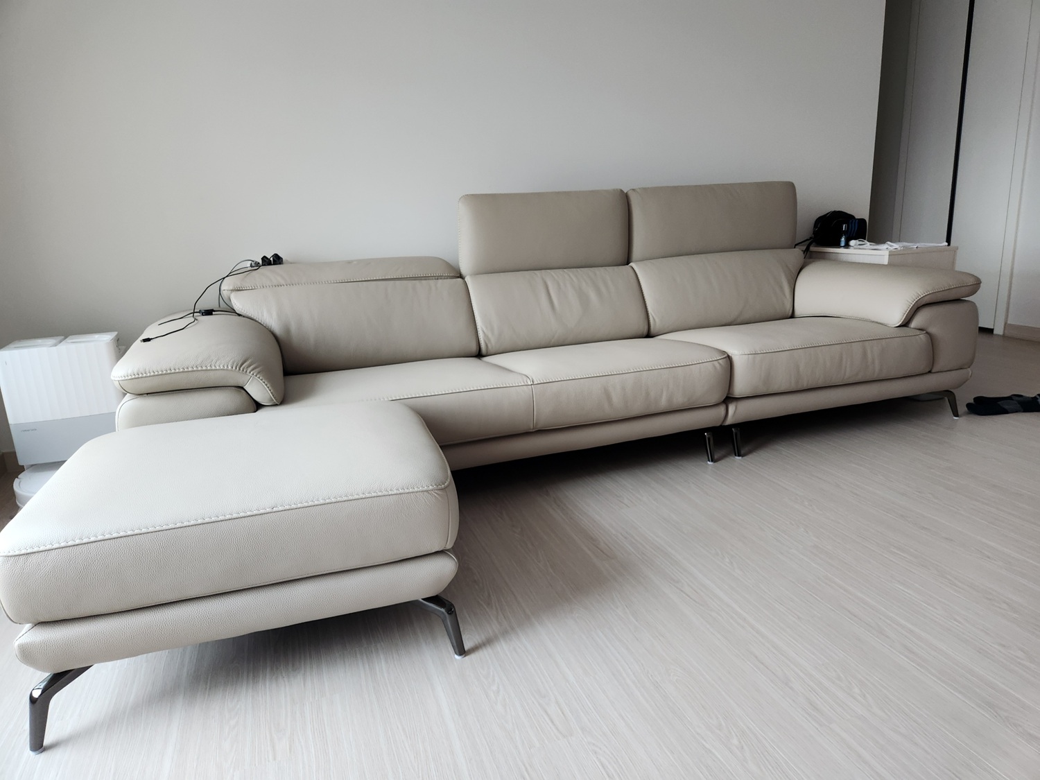 Sofa URBANIX - Sofa Da Dáng Văng Có Tựa Đầu Thông Minh