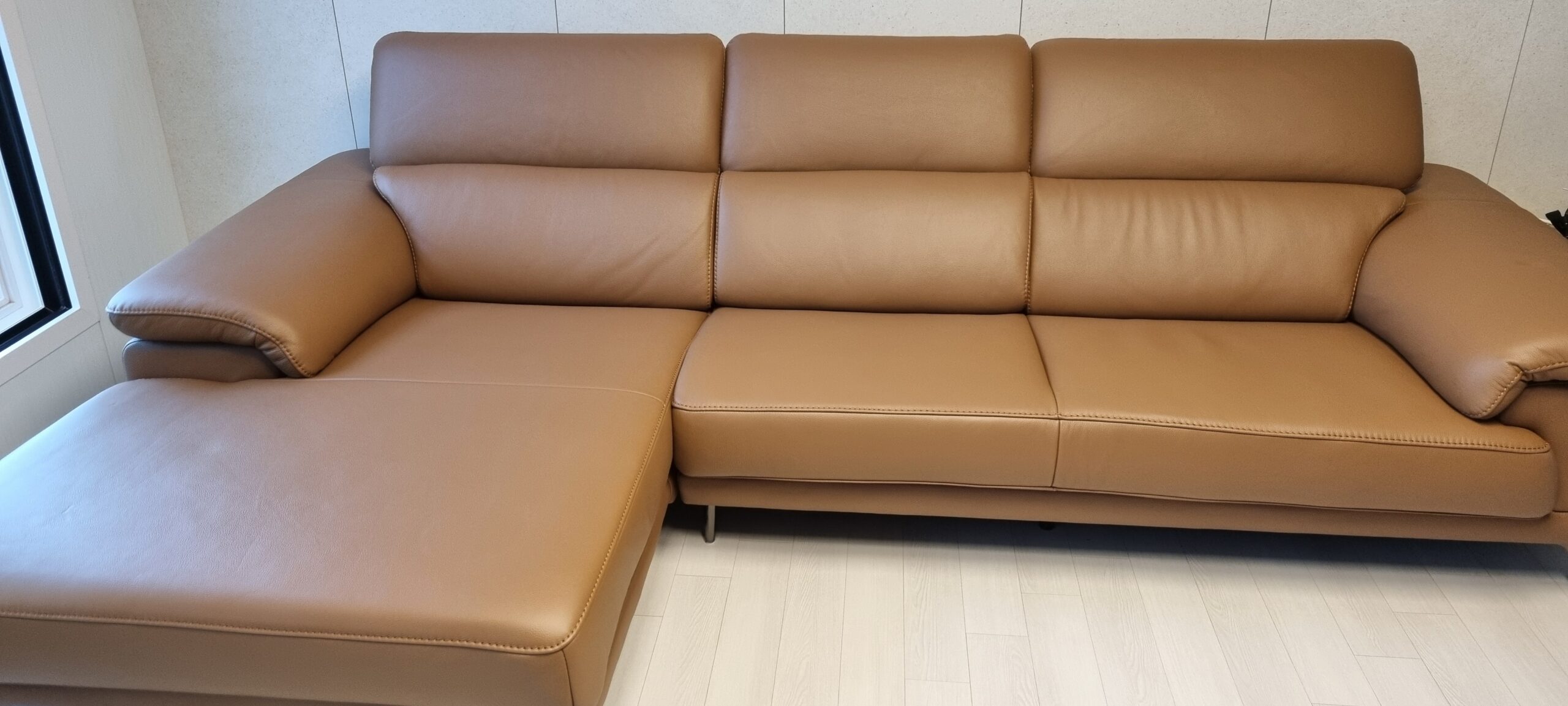Sofa URBANIX - Sofa Da Dáng Văng Có Tựa Đầu Thông Minh