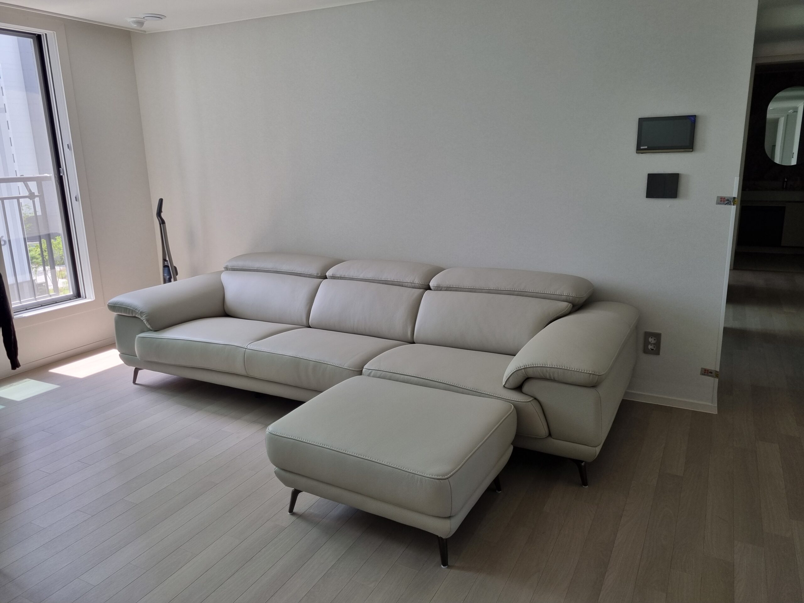 Sofa URBANIX - Sofa Da Dáng Văng Có Tựa Đầu Thông Minh