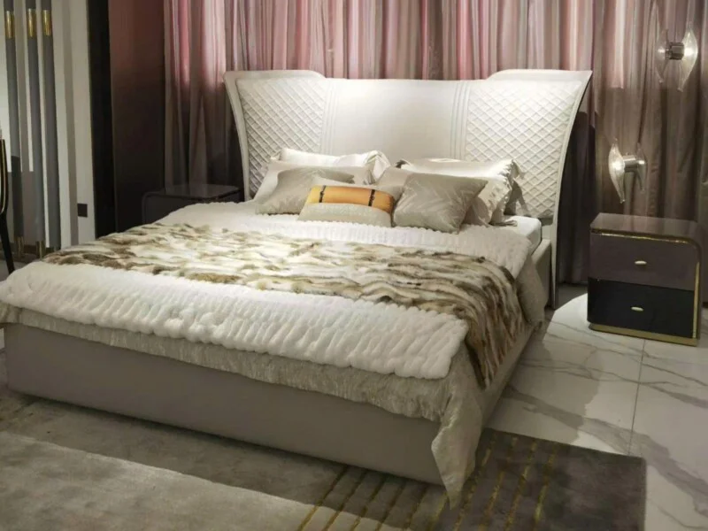 Giường ngủ cao cấp GIQF819-2-18 đã được trang trí hoàn chỉnh với ga, gối, chăn màu trắng và be, tạo cảm giác ấm cúng. Đầu…