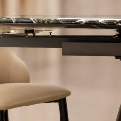 Chi tiết mặt bàn ăn ASTERA BA1050 khi kéo dài, cho thấy cơ chế ray dẫn bằng hợp kim nhôm ẩn bên dưới. Chụp cận cảnh góc th…