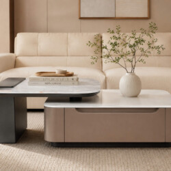 Bàn trà MONVERA BTK6100 được bài trí trong phòng khách hiện đại với sofa màu kem nhạt. Bàn có mặt đá vi tinh thể vân xám…