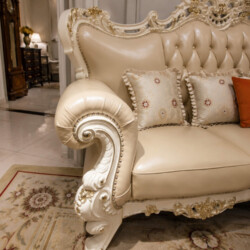 Góc chụp từ trên xuống của băng sofa 2 chỗ SB921-1, làm nổi bật phần tựa lưng rút múi và đệm ngồi êm ái bọc da bò màu kem…