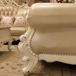 Chi tiết phần chân ghế và đường viền chạm khắc của sofa SB921-1. Khung gỗ Sồi màu kem với các đường nét uốn lượn, hoa văn…