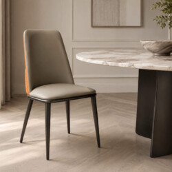Ghế ăn CASSIA hiện đại màu xám be, được chụp chính diện hơi chếch, đặt trong không gian phòng ăn sang trọng. Ghế có lưng t…