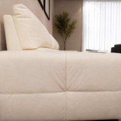 Cận cảnh phần đệm ngồi và tựa lưng của ghế sofa SF8138 màu kem, bọc da bò tự nhiên. Các đường chỉ may kép tinh tế chạy dọc…