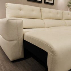 Hình ảnh cận cảnh phần tay vịn thấp và chân ghế sofa chỉnh điện SF8138 màu kem. Tay vịn được bo tròn mềm mại, kết hợp với…