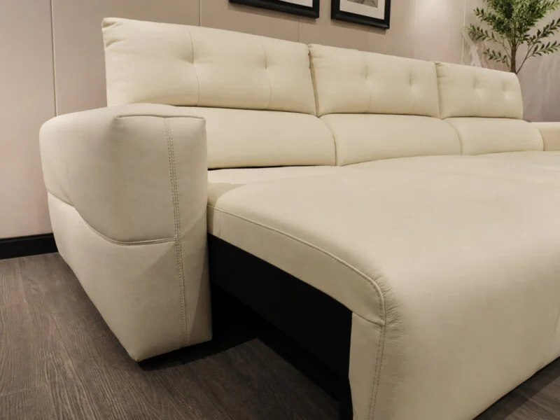 Hình ảnh cận cảnh phần tay vịn thấp và chân ghế sofa chỉnh điện SF8138 màu kem. Tay vịn được bo tròn mềm mại, kết hợp với…