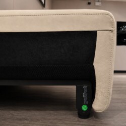 Góc nhìn từ bên dưới ghế sofa chỉnh điện SF8138, tập trung vào phần chân đế kim loại màu đen và cơ chế điều chỉnh điện. Nú…