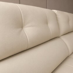Cận cảnh phần tựa lưng của ghế sofa SF8138 màu kem, với các múi đệm phồng được chia đều bởi đường may ngang. Thiết kế này…
