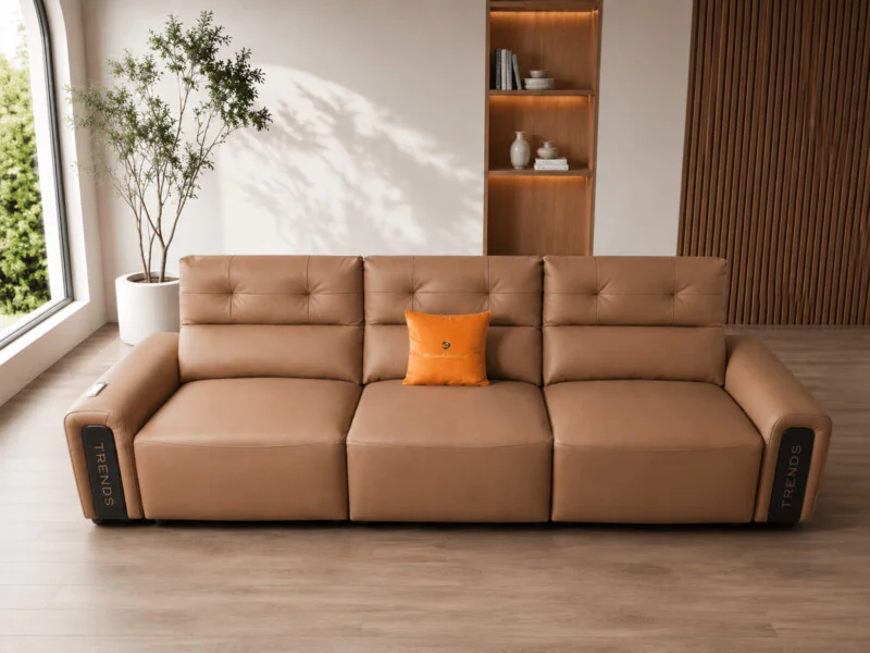 Ghế sofa chỉnh điện SF8144 màu nâu be nhìn trực diện, đặt trong phòng khách phong cách hiện đại. Sofa có ba chỗ ngồi với t…