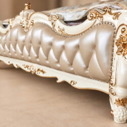 Góc chụp nghiêng cận cảnh phần chân giường và thành giường của Giường Ngủ REGALIA GIB68-20. Cả chân và thành giường đều bọ…