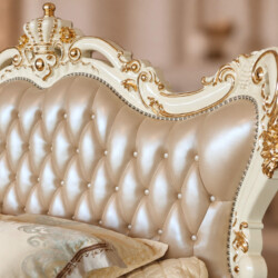 Cận cảnh phần đầu giường của Giường Ngủ REGALIA GIB68-20, nổi bật với lớp da bọc màu kem được may rút múi hình quả trám. K…