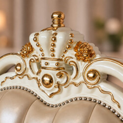 Cận cảnh chi tiết vương miện mạ vàng trên đỉnh đầu giường của Giường Ngủ REGALIA GIB68-20. Vương miện được chạm khắc tinh…