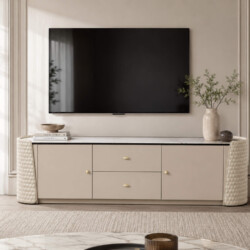 Kệ tivi IMPERIO Luxury KTQ916 màu kem trang nhã, mặt đá trắng vân mây, chân đế bọc da dập nổi tinh xảo. Sản phẩm được đặt…