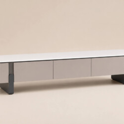 Kệ tivi LUNA KT6209-20 được chụp trên nền đơn sắc màu be nhạt, làm nổi bật toàn bộ kiểu dáng và màu sắc của sản phẩm. Kệ c…