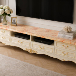 Kệ tivi SAVOY 2M2 tân cổ điển được chụp cận cảnh từ góc nghiêng, làm nổi bật mặt đá nhân tạo vân hồng và thân tủ trắng ngọ…