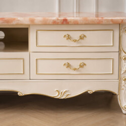 Chụp cận cảnh góc nghiêng của kệ tivi SAVOY 2M2, tập trung vào phần chân kệ và ngăn kéo. Chân kệ được thiết kế cong nhẹ vớ…