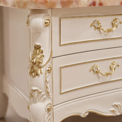 Hình ảnh cận cảnh chi tiết phần ngăn kéo và chân của kệ tivi SAVOY 2M2. Ngăn kéo màu trắng ngọc trai được trang trí bằng đ…
