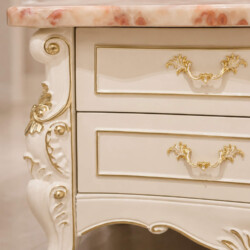 Chụp cận cảnh chi tiết phần ngăn kéo và cạnh tủ của kệ tivi SAVOY 2M2. Ngăn kéo màu trắng ngọc trai có đường viền phào chỉ…