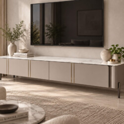Kệ tivi VALENCIA hiện đại màu xám ghi, mặt đá phiến vân trắng, đặt trong phòng khách sang trọng. Kệ có nhiều ngăn kéo ẩn…