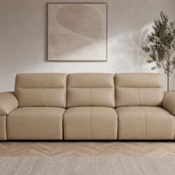 Sofa băng chỉnh điện CALISTA SF2887 màu be nhạt, đặt chính diện trong phòng khách hiện đại. Ghế có ba chỗ ngồi, tựa lưng v…