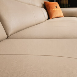 Cận cảnh góc ngồi của sofa CALISTA SF2887, cho thấy đường may tinh tế và độ phồng của đệm ngồi. Bề mặt da bò tự nhiên màu…