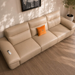 Góc nhìn từ trên cao xuống sofa băng chỉnh điện CALISTA SF2887 màu be nhạt, cho thấy toàn bộ chiều dài của ghế với ba phần…