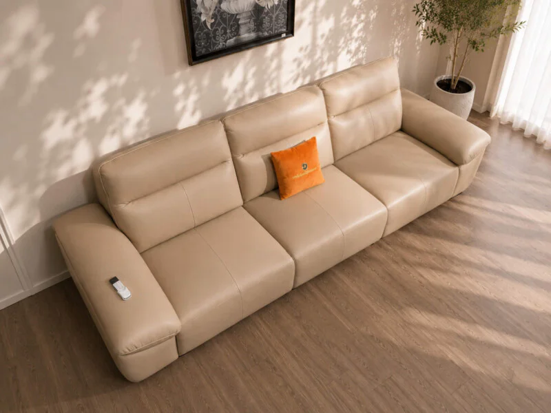 Góc nhìn từ trên cao xuống sofa băng chỉnh điện CALISTA SF2887 màu be nhạt, cho thấy toàn bộ chiều dài của ghế với ba phần…