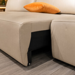 Cận cảnh phần chân ghế và cơ chế nâng đỡ của sofa CALISTA SF2887 khi phần tựa chân được nâng lên. Chân ghế thấp, màu đen…