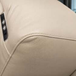 Cận cảnh nút điều khiển điện được tích hợp tinh tế trên tay vịn của sofa AUREO màu kem nhạt. Các nút bấm được thiết kế gọn…