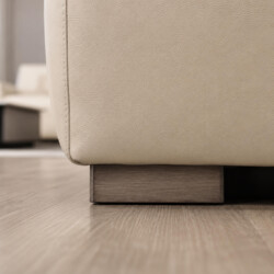 Cận cảnh chân ghế sofa AUREO màu kem nhạt, được làm từ gỗ sồi đặc chắc chắn. Thiết kế chân thấp, vuông vắn, mang lại sự ổn…