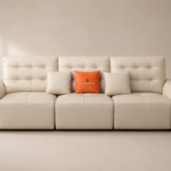 Hình ảnh cận cảnh sofa băng điện AUREO màu kem nhạt, tập trung vào các khối đệm ngồi và tựa lưng được thiết kế phồng, êm á…