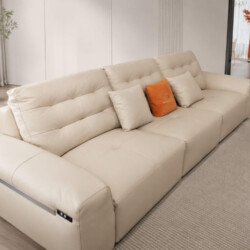 Sofa băng điện AUREO màu kem nhạt được chụp từ góc cao chếch, cho thấy tổng thể thiết kế hiện đại. Phần tựa lưng của ghế đ…