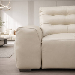 Cận cảnh phần tay vịn và đệm ngồi của sofa AUREO màu kem nhạt, nổi bật chất liệu da bò tự nhiên mềm mại. Tay vịn dày dặn…