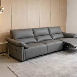 Sofa băng ba chỗ SF-B8179-13 màu xám đậm, chụp cận cảnh từ góc hơi chếch, tập trung vào tính năng chỉnh điện. Hai vị trí n…
