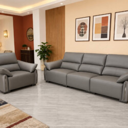 Bộ sofa băng điện SF-B8179-13 màu xám đậm, gồm một ghế đơn và một băng ba chỗ, được chụp toàn cảnh trong trạng thái đóng…