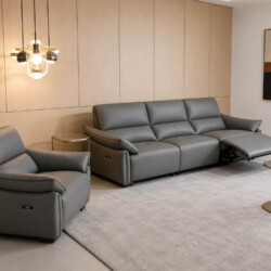 Bộ sofa băng điện SF-B8179-13 màu xám đậm, gồm ghế đơn và băng ba chỗ, được chụp từ góc nhìn rộng trong không gian phòng k…
