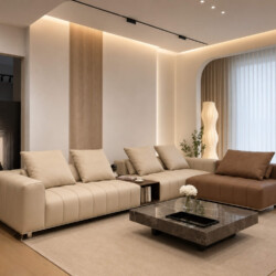 Bộ sofa góc L SERENITY SBH361 màu kem và nâu da bò, đặt trong không gian phòng khách hiện đại luxury. Sofa có thiết kế tha…