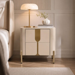 Tủ đầu giường TA8808 phong cách luxury, màu kem nhạt, đặt cạnh giường ngủ bọc nệm màu be. Tủ có hai ngăn kéo với tay nắm k…