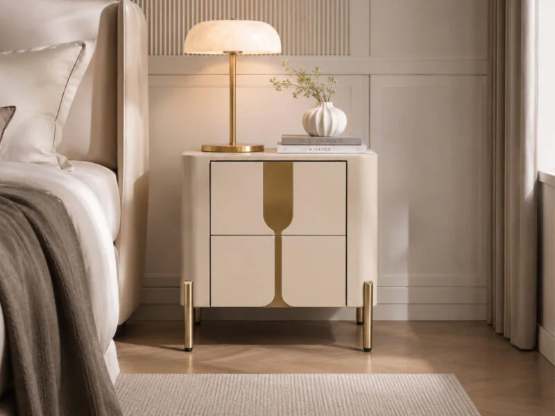 Tủ đầu giường TA8808 phong cách luxury, màu kem nhạt, đặt cạnh giường ngủ bọc nệm màu be. Tủ có hai ngăn kéo với tay nắm k…