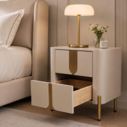 Tủ đầu giường TA8808 màu kem nhạt đặt cạnh giường ngủ, một ngăn kéo phía trên đang mở hé, để lộ không gian lưu trữ bên tro…