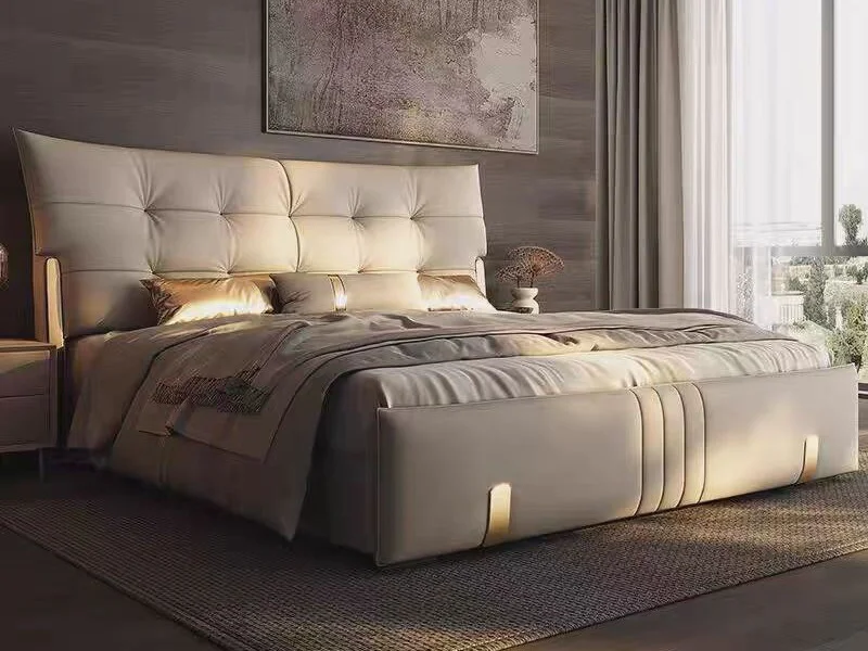 Giường ngủ CELESTE 2M bọc da cao cấp, chụp góc nghiêng từ phía trước bên phải, cho thấy tổng thể giường và không gian phòn…