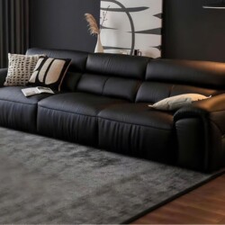 Sofa băng nhập khẩu SF-HY07-30 màu đen, chụp từ góc cao bên trái, đặt trong phòng khách hiện đại với thảm lông xám đậm. Gh…