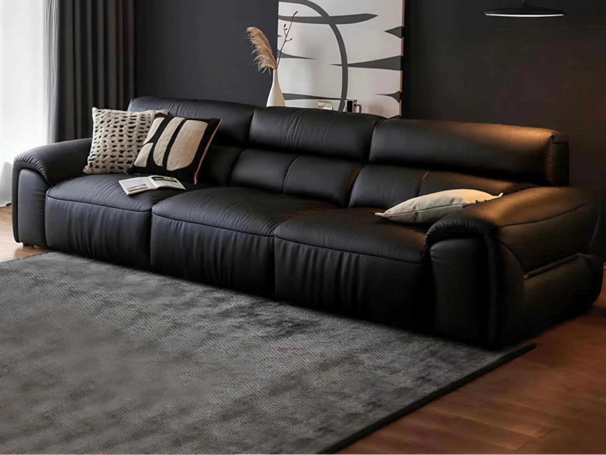 Sofa băng nhập khẩu SF-HY07-30 màu đen, chụp từ góc cao bên trái, đặt trong phòng khách hiện đại với thảm lông xám đậm. Gh…