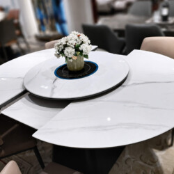 Góc nhìn từ trên xuống bàn ăn ARDEN thông minh khi đã kéo dài hoàn toàn, tạo thành hình oval rộng rãi. Mặt đá trắng vân mâ…
